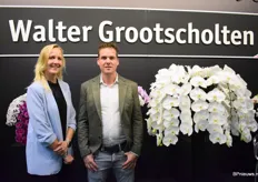 Sam Grootscholten en Ron van Adrichem van Walter Grootscholten naast de Sensation White. Het paradepaardje van de kweker.